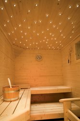 Ein Sternenhimmel in der Sauna sorgt nur dann für Wohlgefühl, wenn er nicht blendet. Da man hier meist auf dem Rücken liegt und Richtung Decke schaut, muss mit schwachen Lichtstärken gearbeitet werden. Schöne Effekte können mit farbwechselnden Lichtfasersystemen oder LED-Technik erreicht werden. (Foto: licht.de/Brumberg)