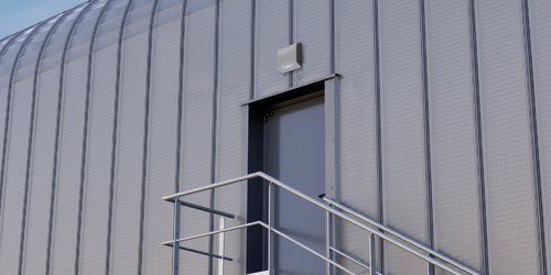 Äußere Rettungstreppe an der Fassade einer großen Halle