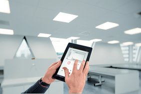 Per Mobilgerät lassen sich zuvor programmierte Lichtszenen in Räumen abrufen. Lichtmanagement ermöglicht eine Beleuchtung, die an unterschiedliche Tätigkeiten angepasst werden kann und bei Bedarf Betriebsdaten für das Computer-Aided Facility Management zurückmeldet. (Foto: licht.de/Trilux)