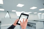Per Mobilgerät lassen sich zuvor programmierte Lichtszenen in Räumen abrufen. Lichtmanagement ermöglicht eine Beleuchtung, die an unterschiedliche Tätigkeiten angepasst werden kann und bei Bedarf Betriebsdaten für das Computer-Aided Facility Management zurückmeldet. (Foto: licht.de/Trilux)