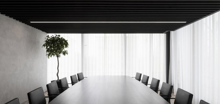 Die dunkle Decke im Meeting-Raum wirkt architektonisch interessant, reflektiert aber wenig Licht.