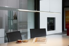 Eine Pendelleuchte mit LEDs setzt den Esstisch mit einer warmweißen Lichtfarbe von 3.000 Kelvin in Szene. Für eine gute Wiedergabe der Farben sorgt der Colour Rendering Index (CRI) >80. (Foto: licht.de/Oligo)