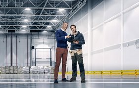 Bei der Beleuchtungssanierung großer Hallen kann mit Lichtmanagement viel Strom gespart werden. (Foto: licht.de/Signify)