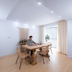 In Wohnräumen werden häufig verputzte Betondecken verbaut. Anstelle einfacher Kabelauslässe bieten eingegossene Deckendosen einen größeren Klemmraum für Transformatoren, Steuergeräte oder Einbauleuchten. (Foto: licht.de/Signify)