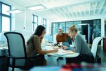 In Meetings werden die Weichen für neue Projekte gestellt. Das richtige Licht unterstützt Mitarbeiter, fördert Konzentration und Kreativität. (Foto: licht.de/Waldmann)