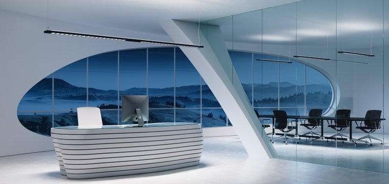 Im Vordergrund des futuristischen Empfangsraums steht ein Tresen mit einem Computerbildschirm. Der Raum ist mit glatten, weißen Oberflächen gestaltet. Eine Glaswand trennt einen Konferenzraum ab. Durch die großen, ovalen Fenster ist eine nächtliche Landschaft mit Hügeln und Nebel zu sehen. Schmale lineare Pendelleuchten betonen mit ihrem kühlen Licht die moderne Architektur. 