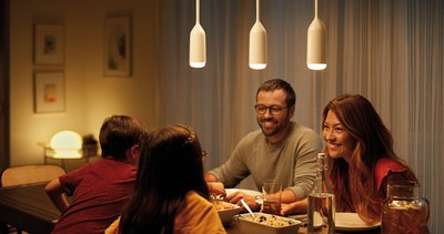 Sanftes, dimmbares Licht sorgt für eine gute Atmosphäre beim gemeinsamen Zusammentreffen am Esstisch. (Foto: licht.de/Signify)