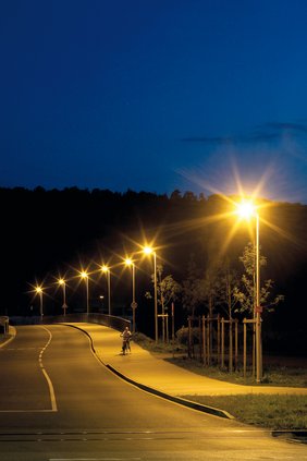 Das gleichmäßige Herunterregeln aller Leuchten vermeidet Tarnzonen. (Foto: licht.de/Trilux)