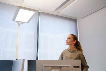 Stehleuchten spenden bedarfsgerecht zusätzliches Licht für die Arbeitsfläche auf dem Schreibtisch. (Foto: licht.de/Waldmann)