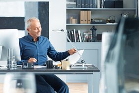 Zusätzliches Licht auf den Schreibtisch bringen flexibel verstellbare Tischleuchten, die gut entblendet sein müssen. (Foto: licht.de/Waldmann) Zusätzliches Licht auf den Schreibtisch bringen flexibel verstellbare Tischleuchten, die gut entblendet sein müssen. (Foto: licht.de/Waldmann)