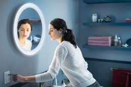 Eine helle, das Gesicht schattenarm ausleuchtende Spiegelbeleuchtung gehört zur Grundausstattung im Badezimmer. (Foto: licht.de/Signify)