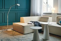 Für eine entspannte Lektüre auf der Couch eignet sich das flexible Licht der Stehleuchte mit Gelenk.