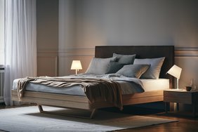 Am Doppeltbett gehört eine Tischleuchte auf jeden Nachttisch: Die Leuchten können getrennt voneinander ein- und ausgeschaltet oder gedimmt werden. Ihr beweglicher Schirm erleichtert das Lesen im Bett.