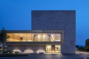 Im Kultur- und Bildungsquartier sorgen Downlights für die Grundbeleuchtung, Wallwasher für die gleichmäßige Aufhellung der Wandfläche und in den Fluren bieten lineare Pendelleuchten mit direkter und indirekter Lichtverteilung Orientierung. Die Einbauleuchten sind mit der Schutzklasse IP54 für den Einsatz im Außenbereich geeignet. (Foto: licht.de/Zumtobel)