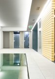 Für Schwimmbäder ab 1,35 Meter Wassertiefe fordern die KOK-Richtlinien für Bäderbau (2013) des Koordinierungskreises Bäder für die Sicherheitsbeleuchtung eine Beleuchtungsstärke von 15 Lux auf der Wasseroberfläche. (Foto: licht.de/ABB Kaufel)