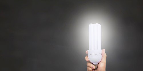 Hand hält Energiesparlampe (Pixabay, Fotorech)