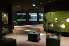 Leuchten zur Ausleuchtung und Rettungszeichen zur Kennzeichnung müssen mindestens zwei Meter über dem Boden angebracht werden, um eine räumliche Ausleuchtung und Erkennbarkeit zu gewährleisten. (Foto: licht.de/Fischer Akkumulatorentechnik)