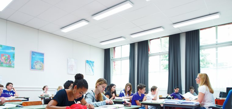 Eine helle Beleuchtung mit kühler Lichtfarbe fördert die Konzentration im Schulunterricht.
