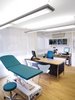 Das Untersuchungs- und Sprechzimmer muss gutes Licht zur Untersuchung, Beratung und zur Bildschirmarbeit bieten. (Foto: licht.de/Waldmann/Derungs)