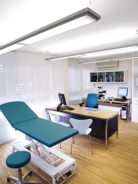 Das Untersuchungs- und Sprechzimmer muss gutes Licht zur Untersuchung, Beratung und zur Bildschirmarbeit bieten. (Foto: licht.de/Waldmann/Derungs)