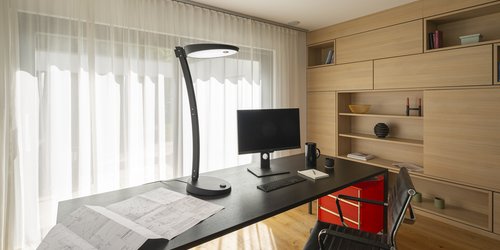 Schreibtischleuchte mit Tageslaufdynamik