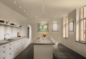 Ausreichend Licht auf die Arbeitsflächen in der Küche bringen Strahler an Anbauleuchten und die Pendelleuchte erhellt den Tisch. (Foto: licht.de/Bruck)