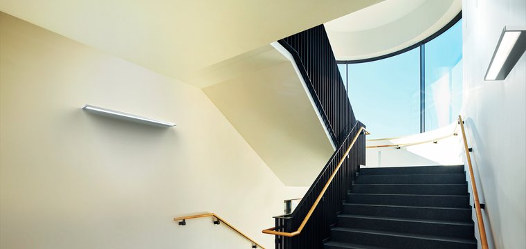 Wandleuchten erhellen das Treppenhaus, wenn das Tageslicht nicht ausreicht. (Foto: licht.de/Derungs)