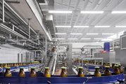 Sauberkeit und Hygiene sind die wichtigsten Anforderungen bei der Lebensmittelverarbeitung. DIN EN 12464-1 fordert für Arbeitsplätze und kritischen Zonen in der Lebensmittelindustrie wie in Schlachthöfen, Metzgereien oder wie hier in Molkereien mindestens 500 Lux Beleuchtungsstärke. Für die Beurteilung der Lebensmittel ist zudem eine gute Farbwiedergabe notwendig. (Foto: licht.de/Norka)